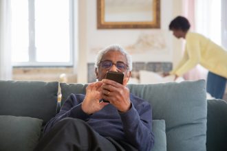 Résidents d'EHPAD échangeant des nouvelles avec leurs familles par une gazette